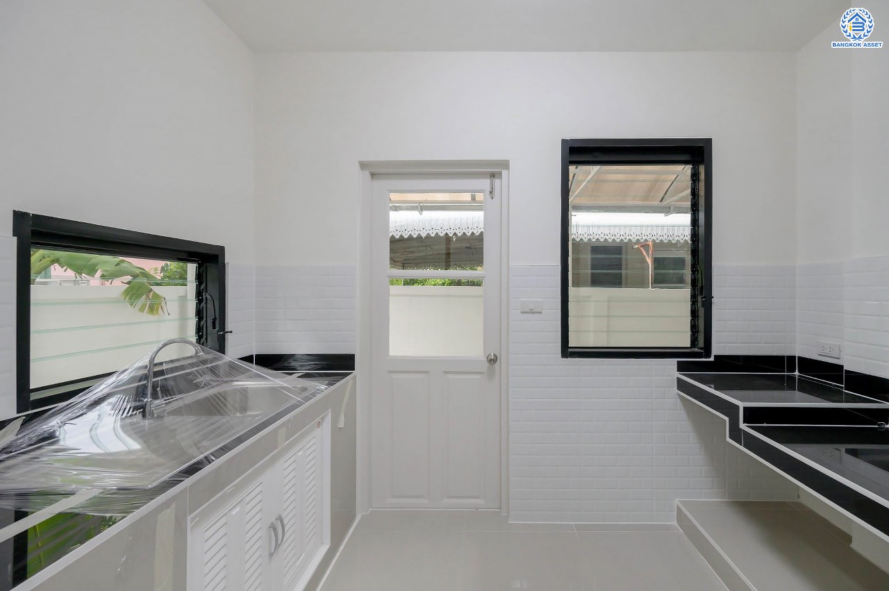 บ้านมือสองตกแต่งใหม่ แบรนด์ L&H โครงการ ชัยพฤกษ์ วัดลาดปลาดุก บนเนื้อที่ 59.5 ตร.ว. พื้นที่ใช้สอยมากถึง 108.5 ตร.ม. ฟังก์ชัน 3 ห้องนอน 2 ห้องน้ำ จอดรถได้ 1 คัน พร้อมพื้นที่ข้างบ้านกว้างตอบโจทย์ทุกการอยู่อาศัย บนทำเลดีที่สุด! ใกล้เซ็นทรัลเวสต์เกต ทางด่วน "กาญจนาภิเษก" และรถไฟฟ้าสายสีม่วง "สถานีคลองบางไผ่" ในราคาสุดคุ้ม